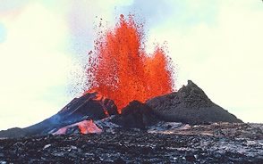 Pu oo oo eruption on flank of Kilauea volcano Hawaii. scroll down for more volcano facts on Kilauea. 